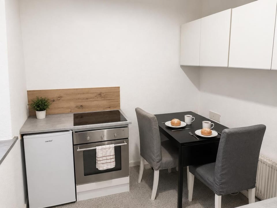 Coffee/tea facilities, Kitchen or kitchenette, Dining area, oven, stove