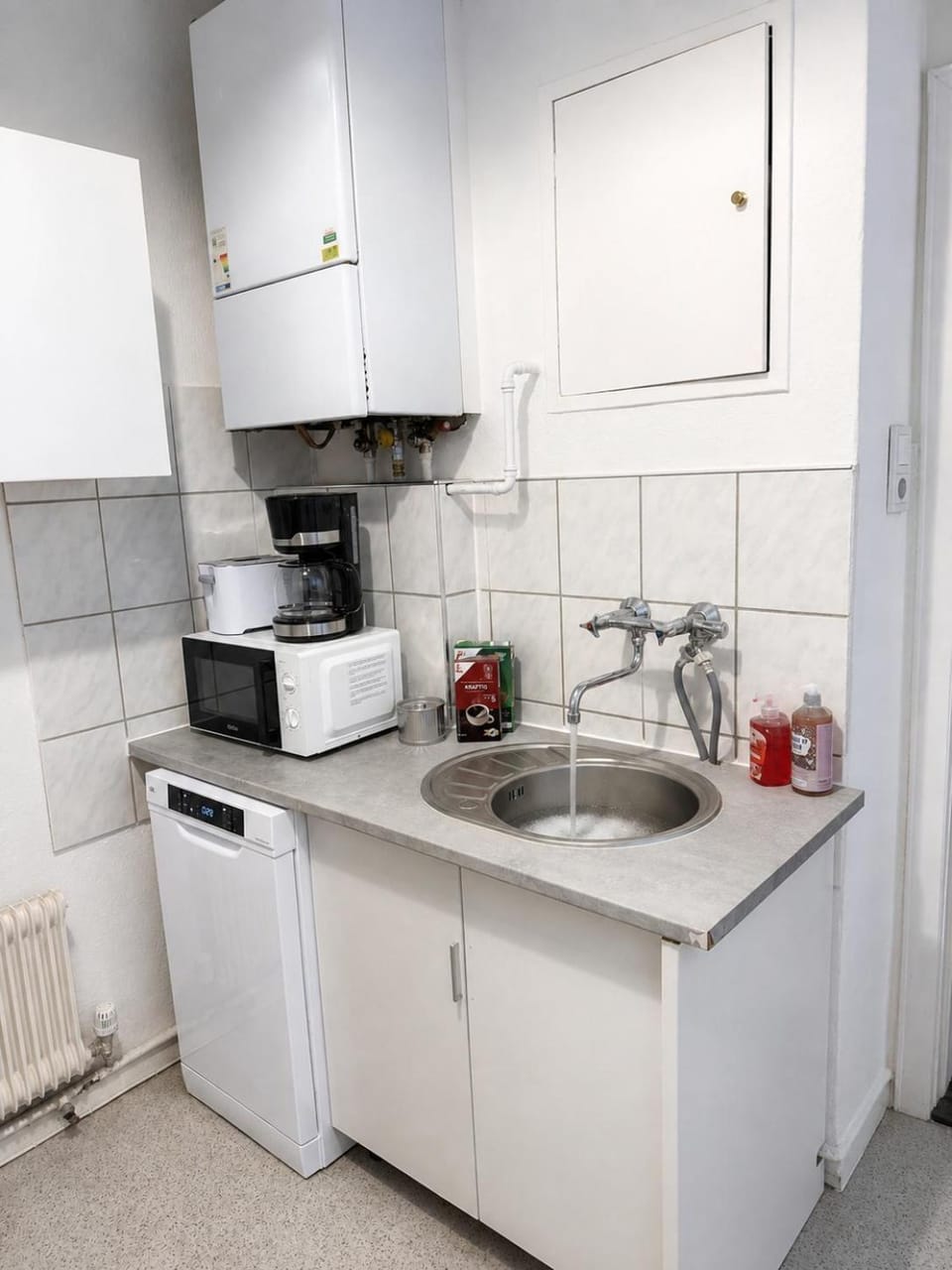 Kitchen or kitchenette, dishwasher, stove