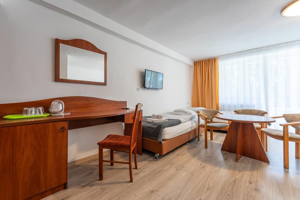 Bed, Photo of the whole room, Seating area, Bedroom