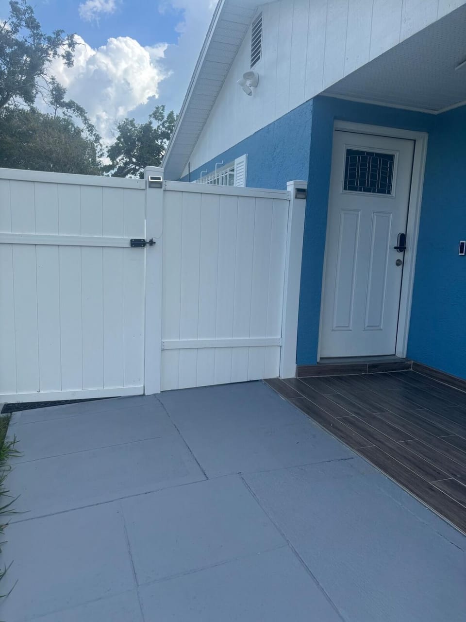 Modern Guest Suite with Private Entry and Patio Apartment in Town N Country