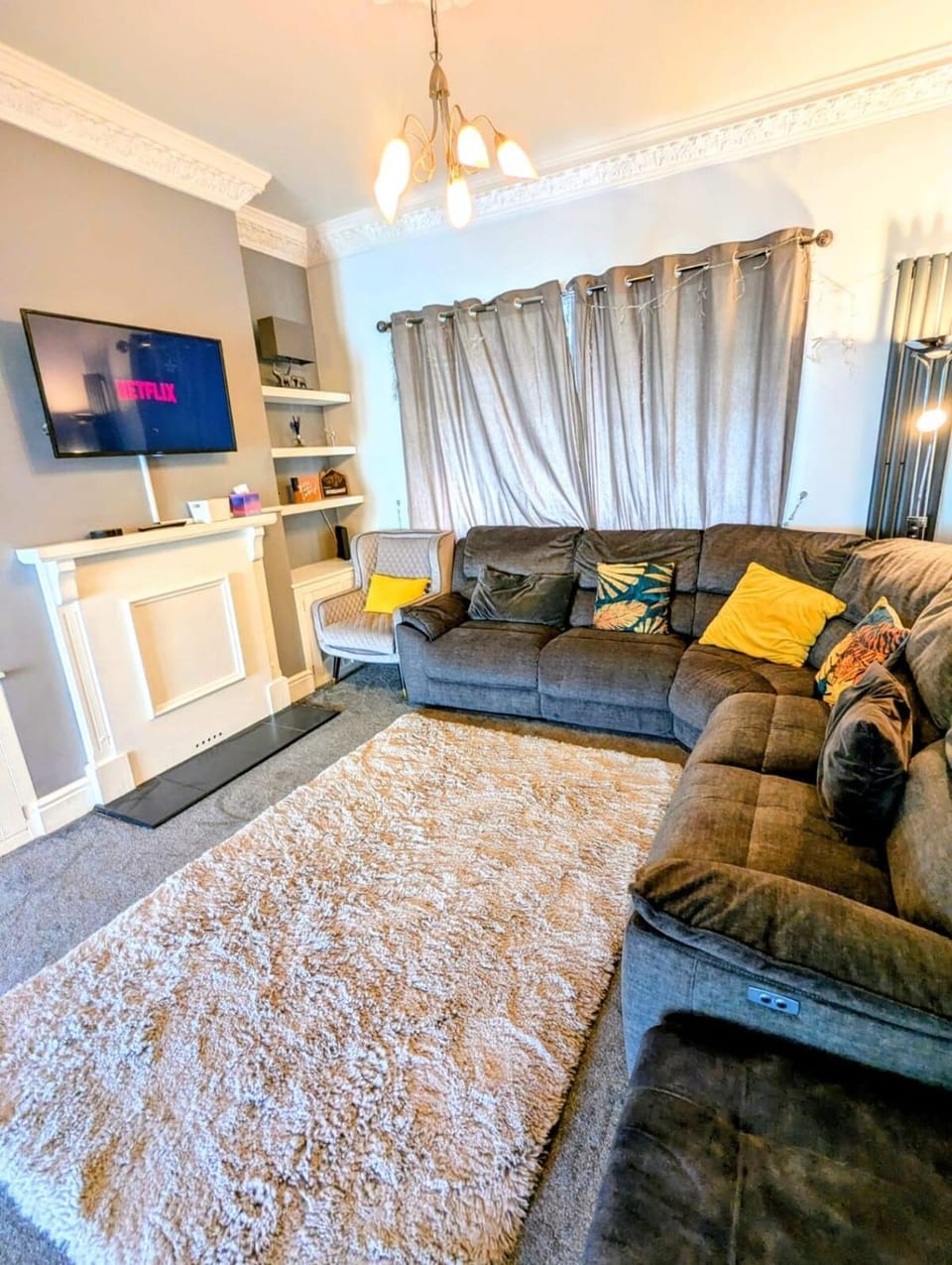 3 Bed House, Shower and 2 Toilets Apartment in Stoke-on-Trent