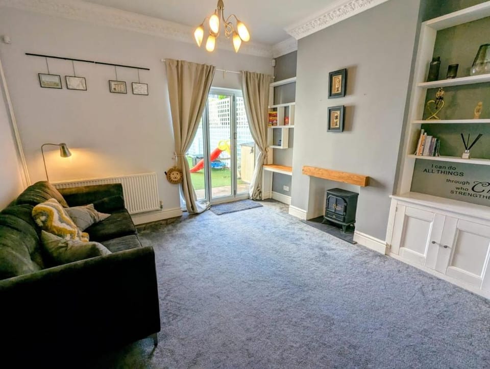 3 Bed House, Shower and 2 Toilets Apartment in Stoke-on-Trent