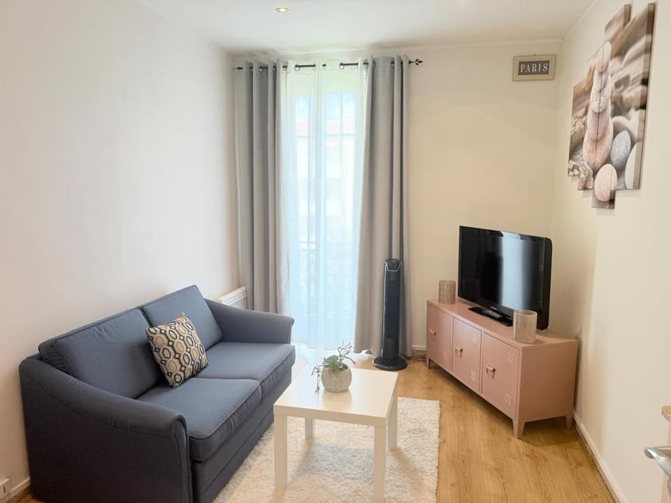 Bright cozy space with balcony Nice center within walking distance Apartment in Nice