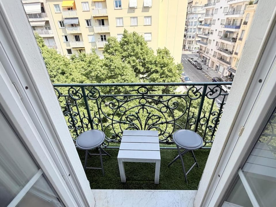 Bright cozy space with balcony Nice center within walking distance Apartment in Nice