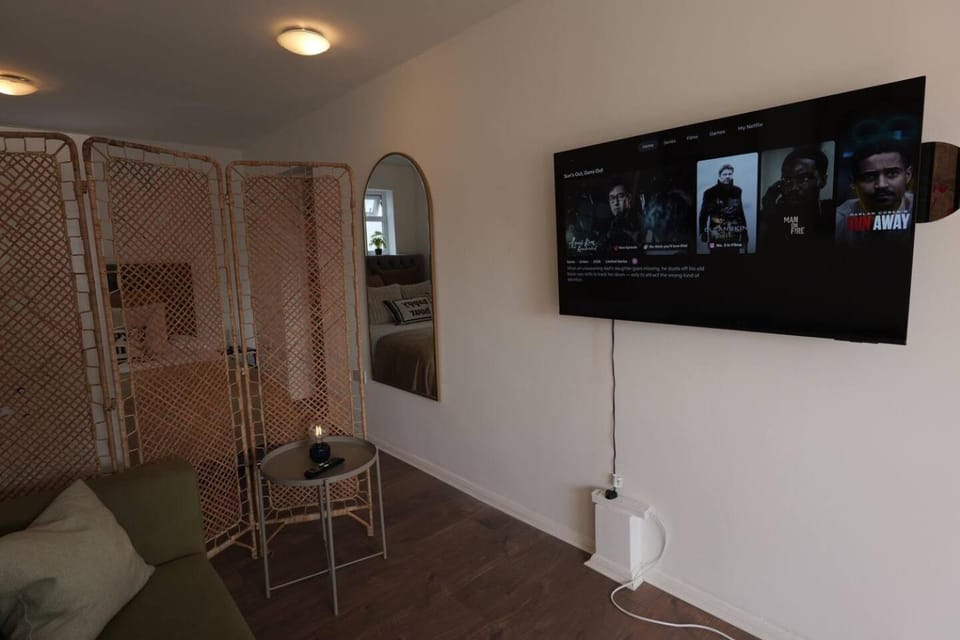 Deaf Property - Stylish 1-Bed Hendon Central Apartment in Edgware