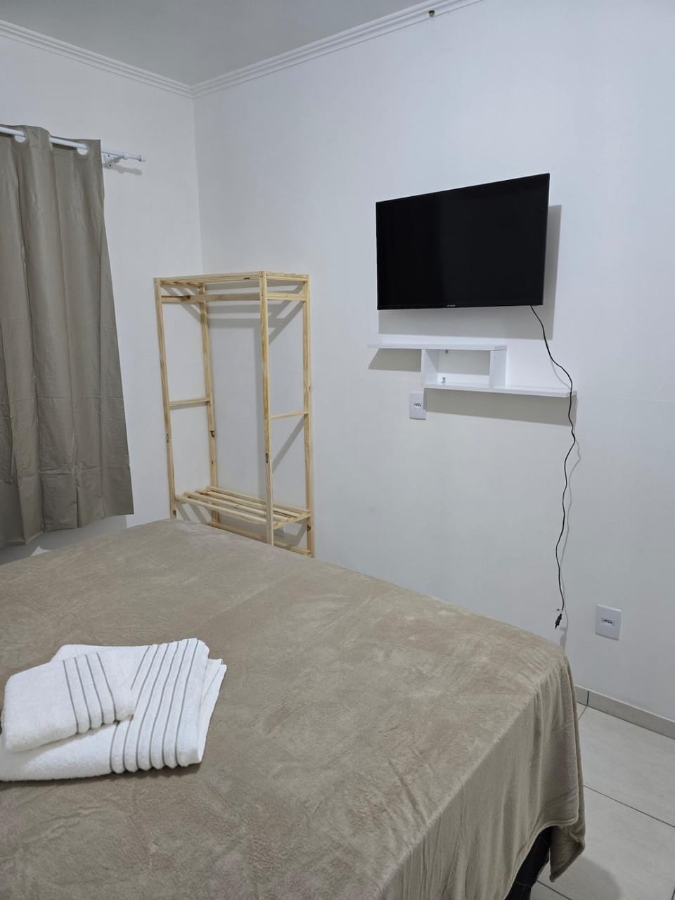Bed, TV and multimedia, Photo of the whole room, Bedroom, towels