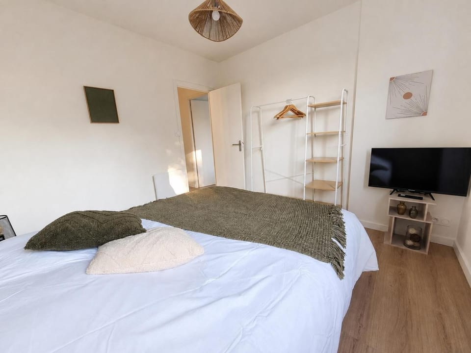 Bed, TV and multimedia, Photo of the whole room, Bedroom