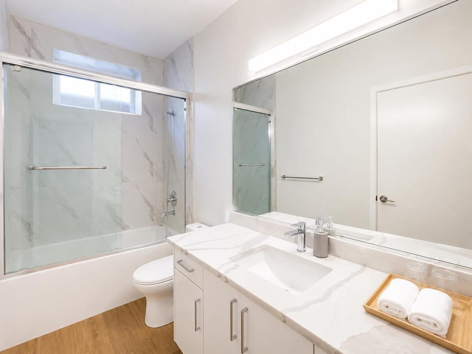 Modern 2BR Suite near Metrotown Apartment in Burnaby