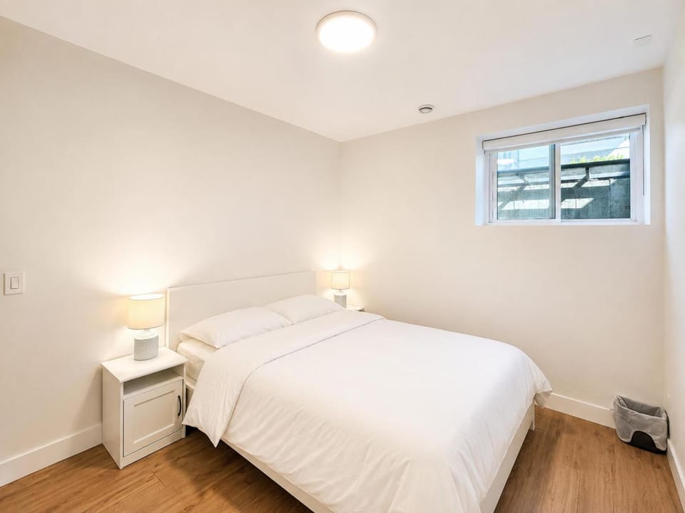 Modern 2BR Suite near Metrotown Apartment in Burnaby