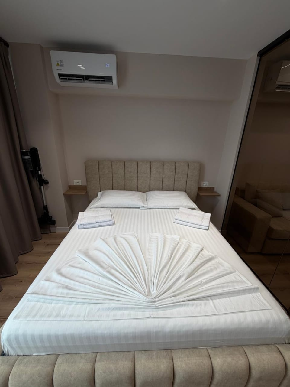 Bed, Photo of the whole room, Bedroom, air conditioner