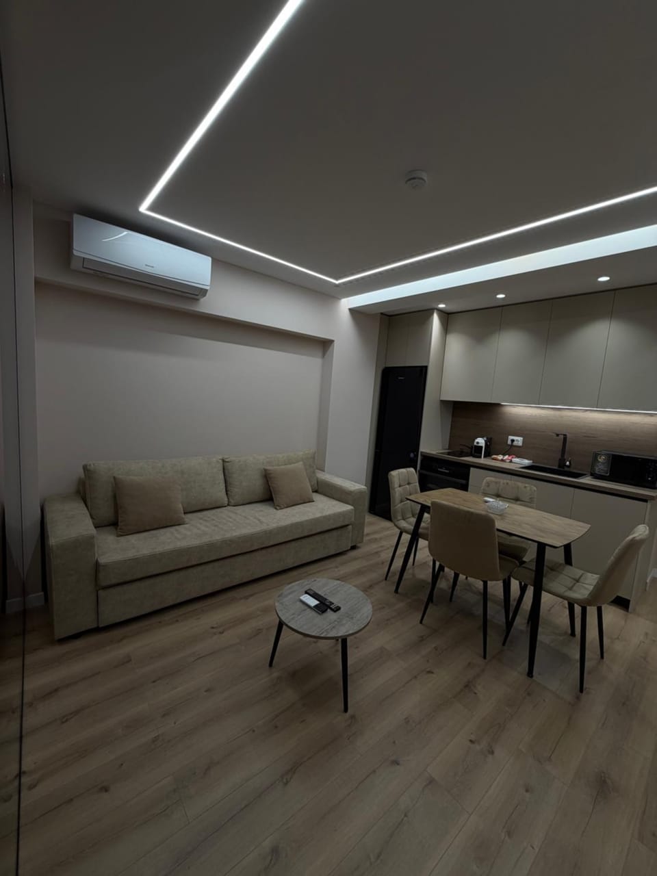 TV and multimedia, Coffee/tea facilities, Living room, Seating area, Dining area, microwave, air conditioner