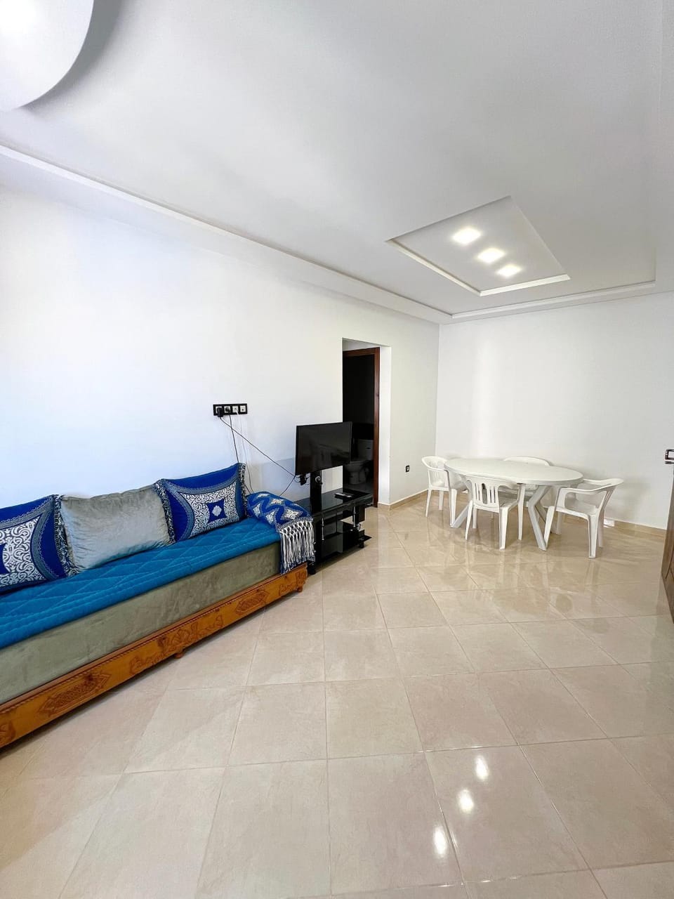 TV and multimedia, Kitchen or kitchenette, Living room, Seating area, Dining area