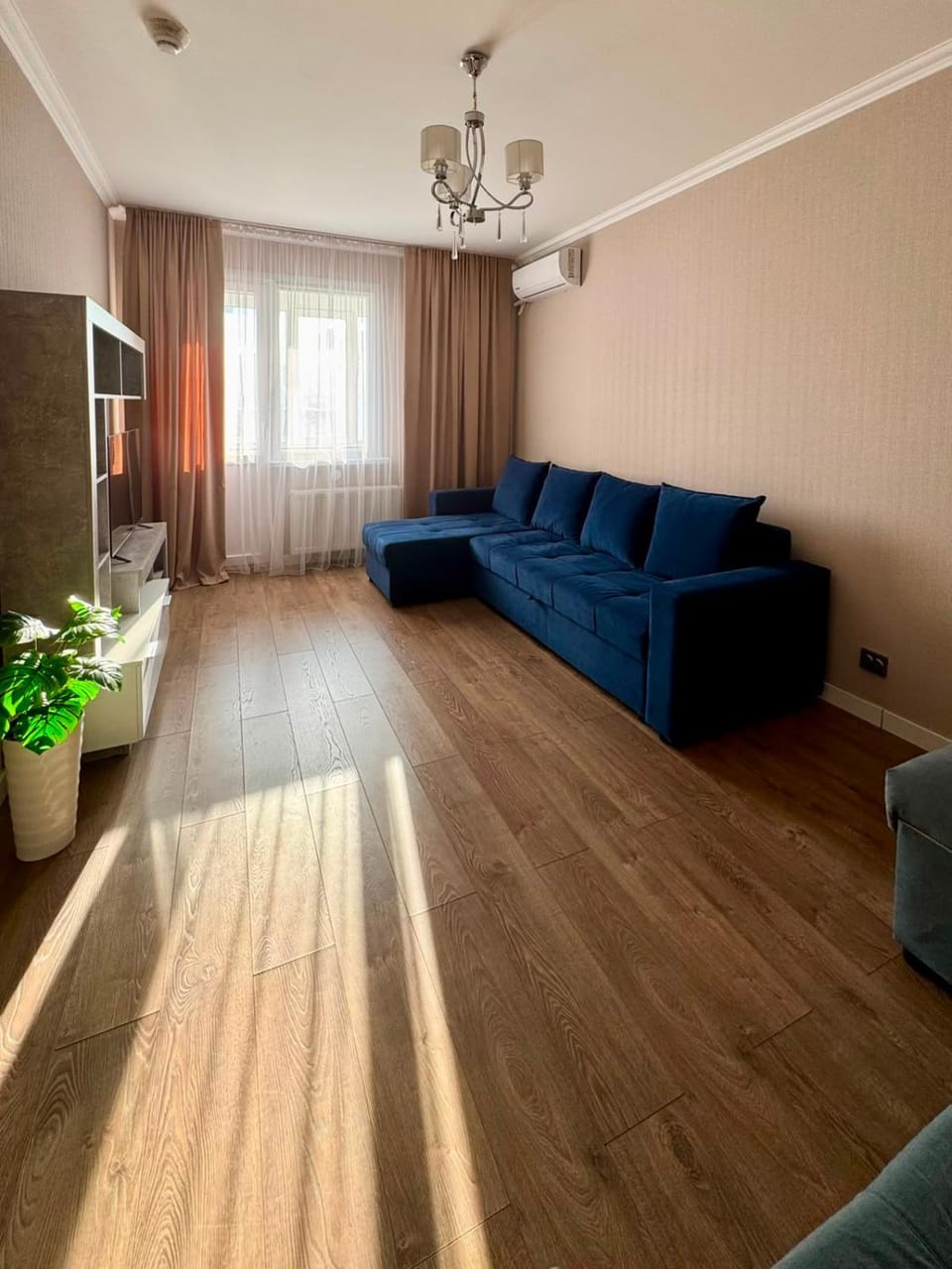 TV and multimedia, Living room, Seating area, air conditioner