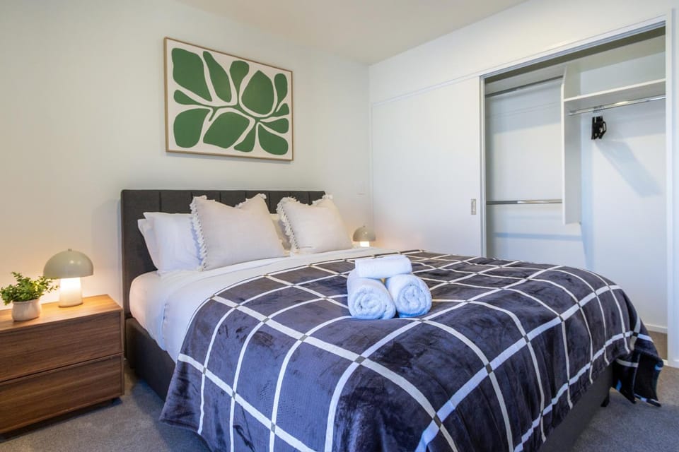 Bed, Decorative detail, Bedroom, towels, wardrobe