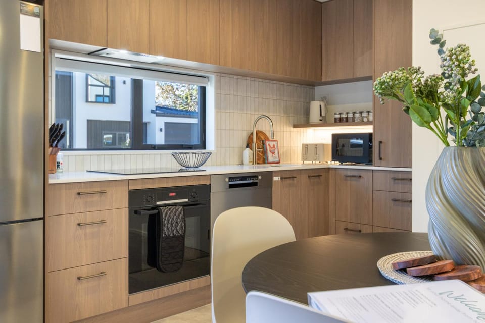 Coffee/tea facilities, Kitchen or kitchenette, Dining area, dishwasher, oven, toaster
