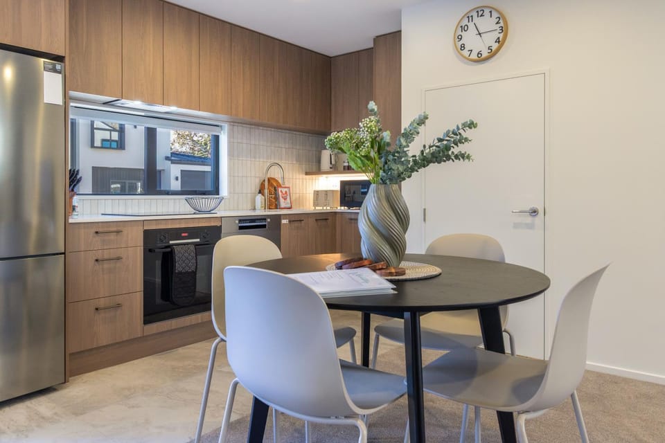 Kitchen or kitchenette, Dining area, stove, toaster