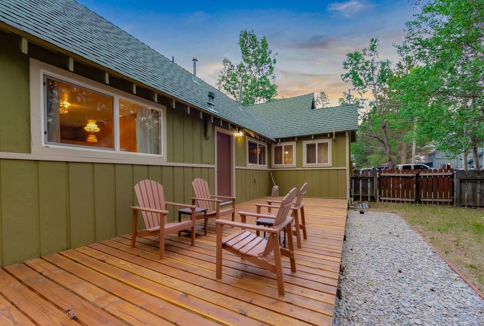 Paradise Bungalow - Cozy Cabin Escape Cabin in South Lake Tahoe