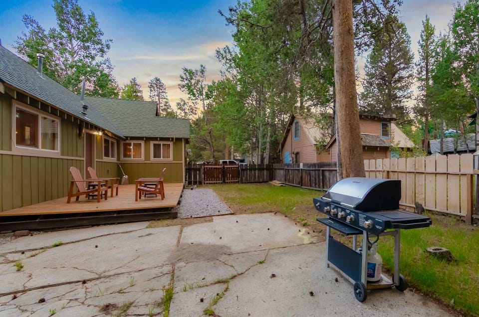 Paradise Bungalow - Cozy Cabin Escape Cabin in South Lake Tahoe