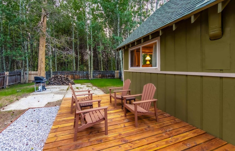 Paradise Bungalow - Cozy Cabin Escape Cabin in South Lake Tahoe