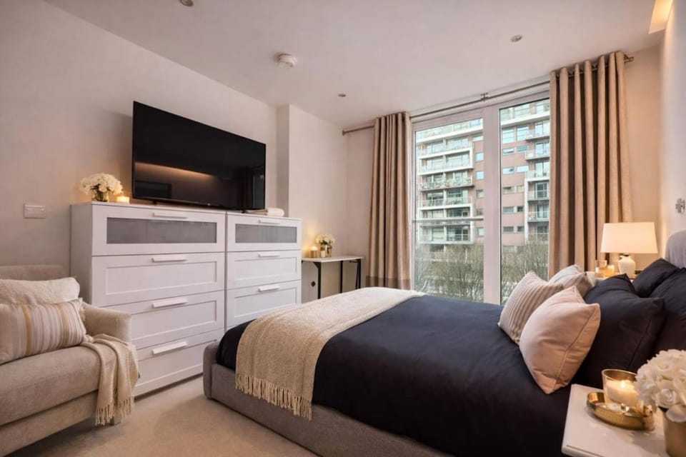 Chelsea Bridge with Balcony on the River - 2B2B Apartment in London