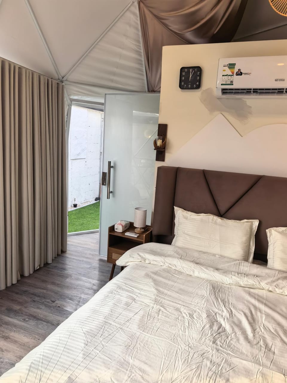 Bed, Photo of the whole room