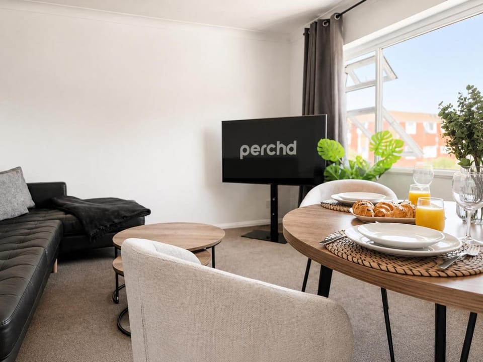 Communal lounge/ TV room, TV and multimedia, Living room, Food and drinks, Seating area, Dining area, Evening entertainment, Food