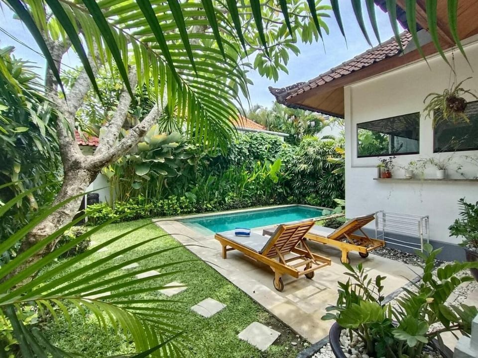Property building, Garden, View (from property/room), Balcony/Terrace, Pool view, Swimming pool, sunbed