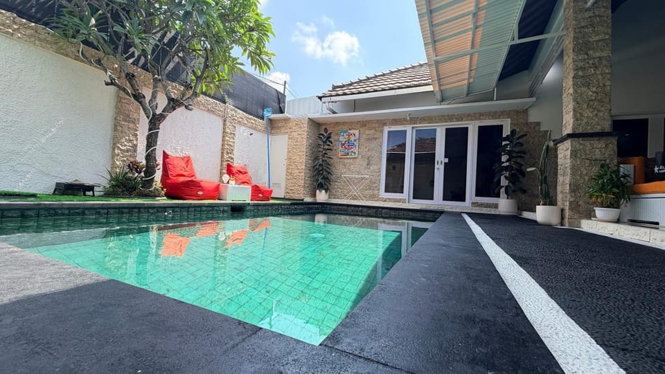 Day, Pool view