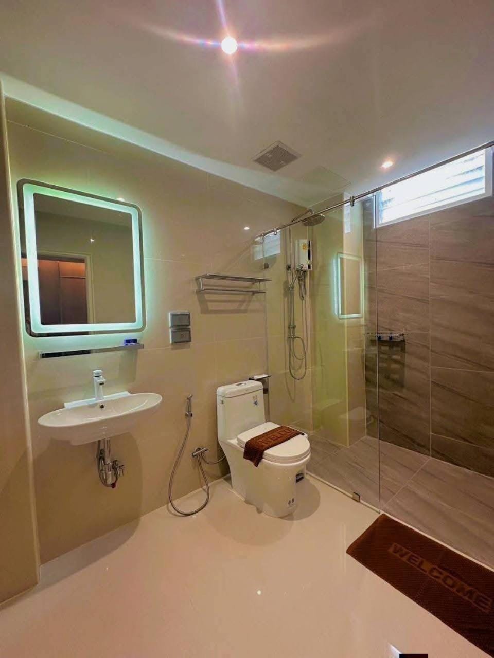 Shower, Toilet, Bathroom, towels