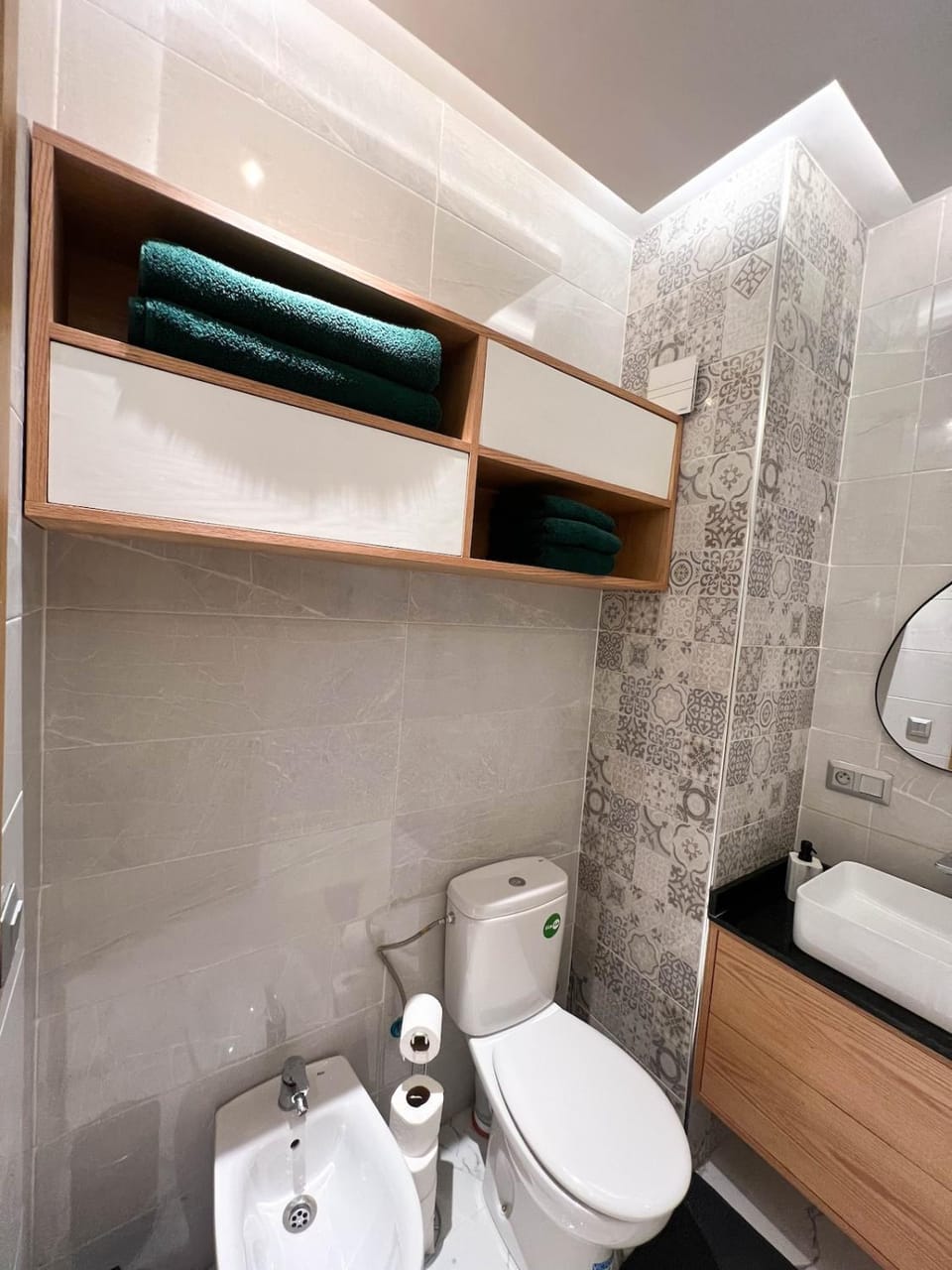 Shower, Toilet, Bathroom, bidet, towels