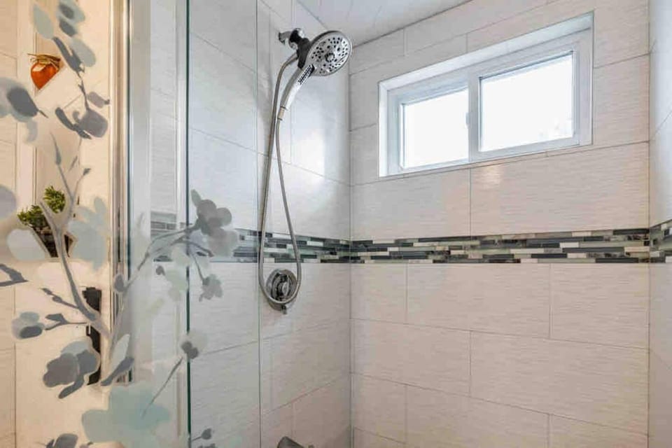 Charming 4R Boston home w/parking, 5 min to Casino House in Chelsea