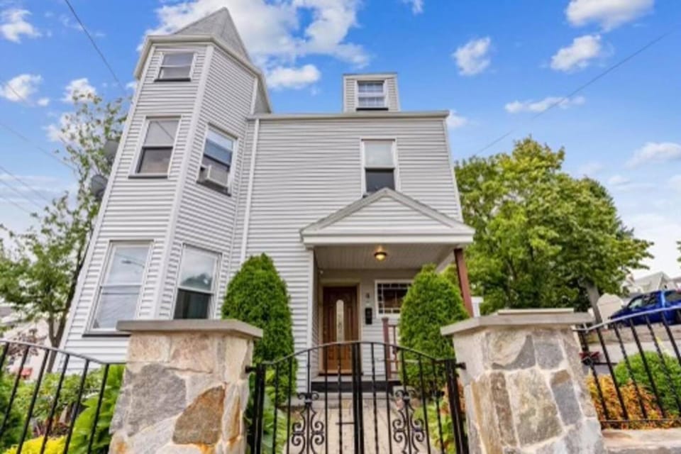 Charming 4R Boston home w/parking, 5 min to Casino House in Chelsea
