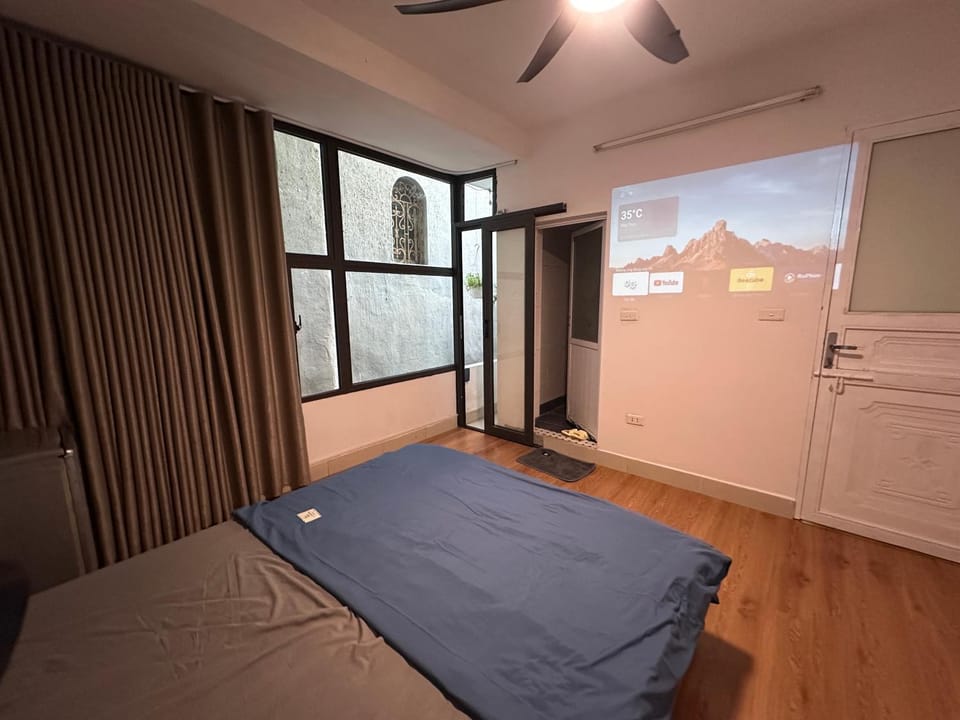 Bed, TV and multimedia, Photo of the whole room, Bedroom