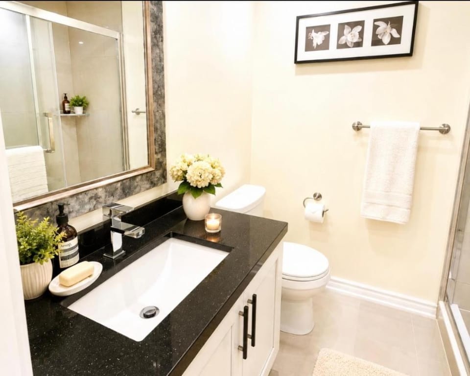 Shower, Toilet, Bathroom, towels