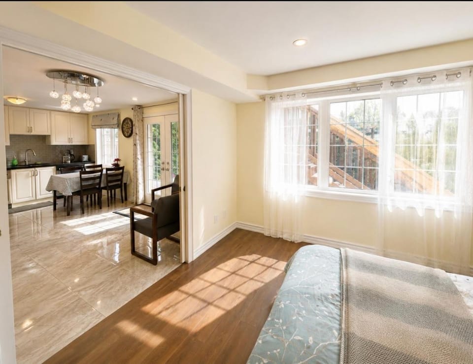 Bright Quiet 2BR 2BA Lower Level Suite Private Entrance Garden Free Parking Apartment in Richmond Hill