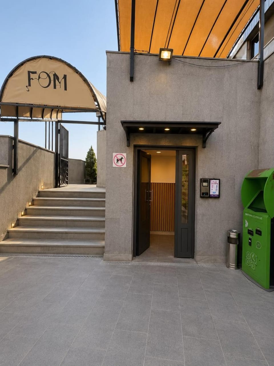 Restaurant/places to eat, Facade/entrance, Day