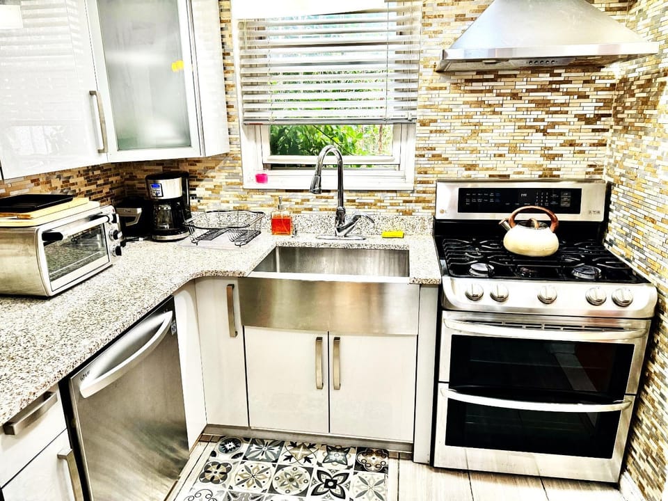 LGA 5 mins, 3 Bedrooms Duplex Private House with Backyard ! House in Jackson Heights