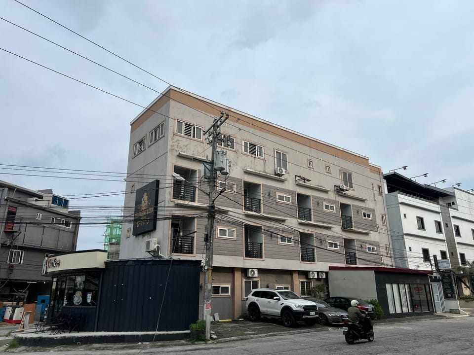 Property building, Day, Neighbourhood, Parking