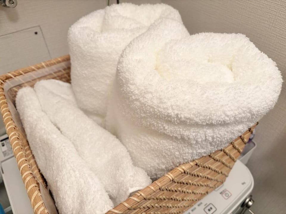 Photo of the whole room, towels