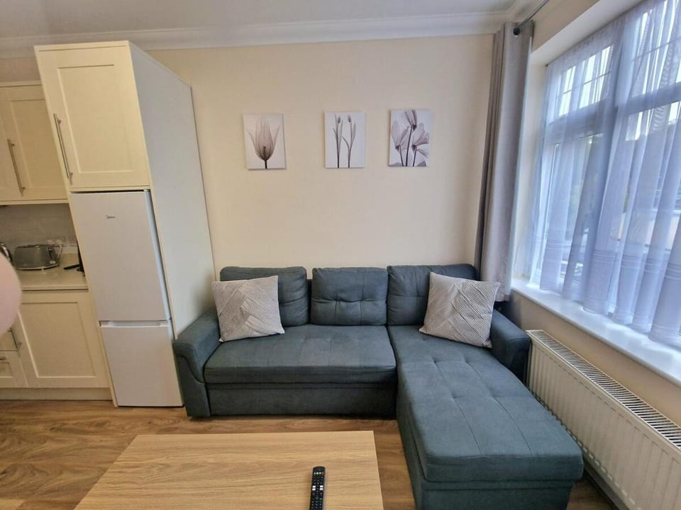 1 bdr groundfloor flat near Southgate Underground Station N14 Apartment in Enfield