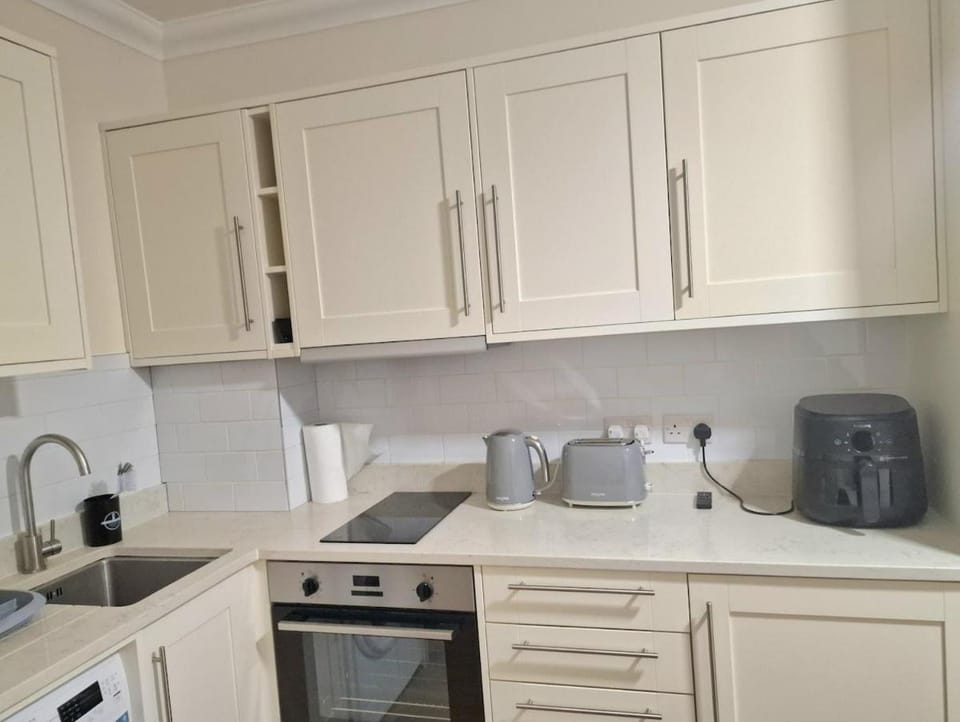 1 bdr groundfloor flat near Southgate Underground Station N14 Apartment in Enfield