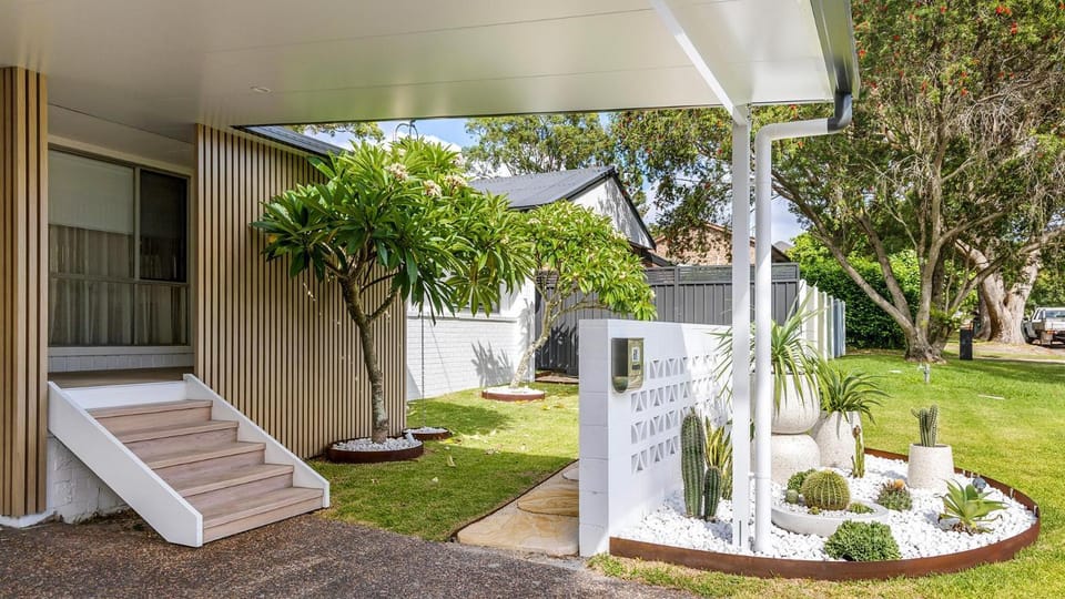 Sandy Toes – Three Lux Retreats with Heated Pool House in Nelson Bay