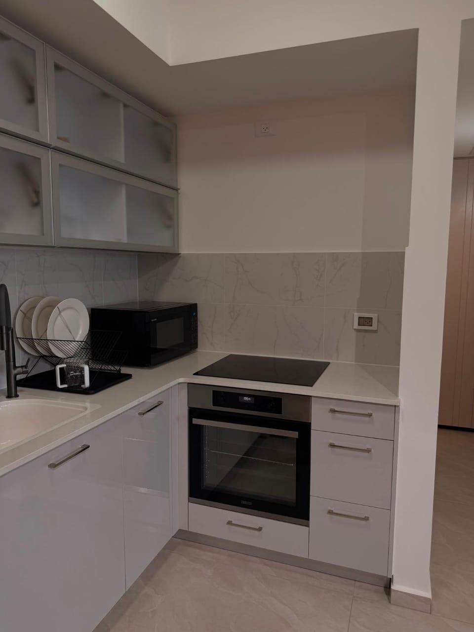 Kitchen or kitchenette, minibar, stove