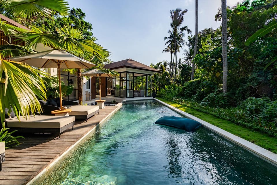 Swimming pool, sunbed