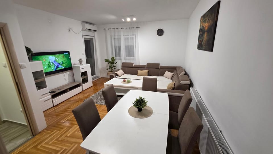 TV and multimedia, Living room, Seating area, Dining area, Evening entertainment