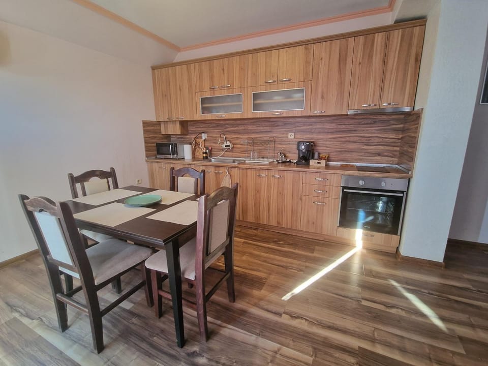 Coffee/tea facilities, Kitchen or kitchenette, Dining area, stove