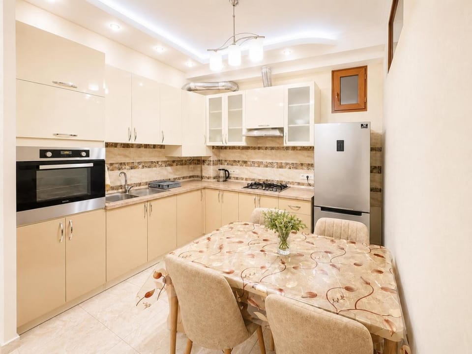 Kitchen or kitchenette, Dining area, oven, stove