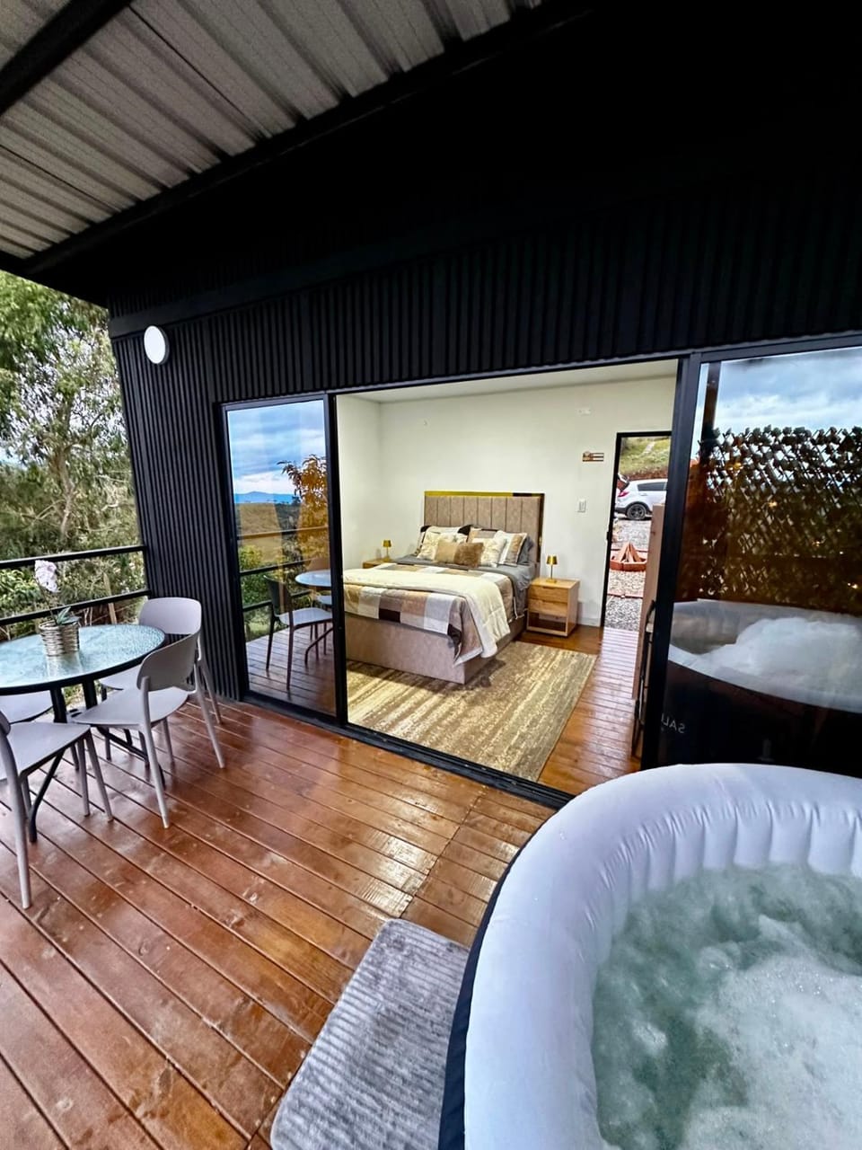 Bed, Hot Tub, Dining area, Bedroom