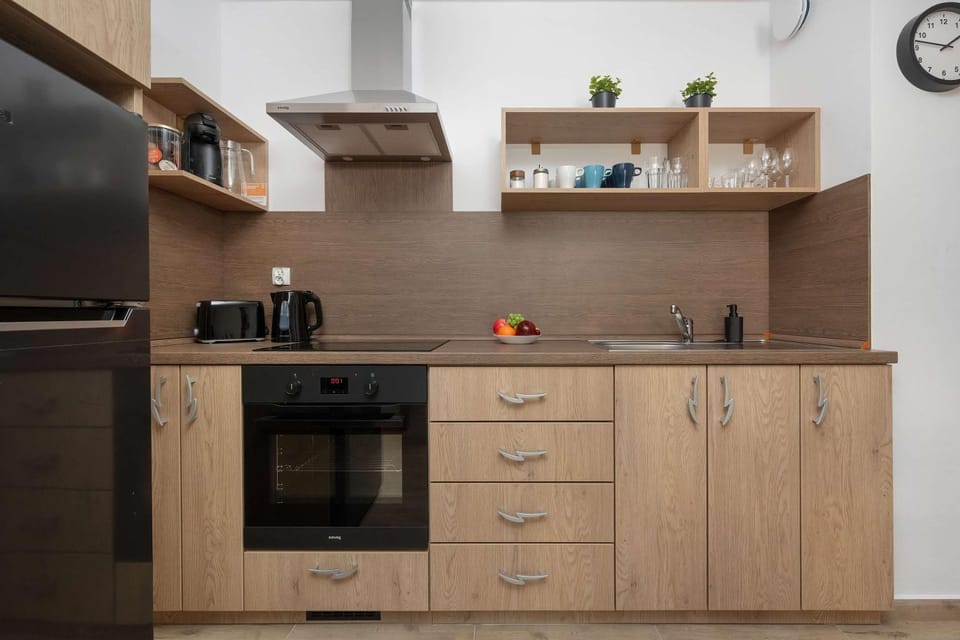 Coffee/tea facilities, Kitchen or kitchenette, oven, stove