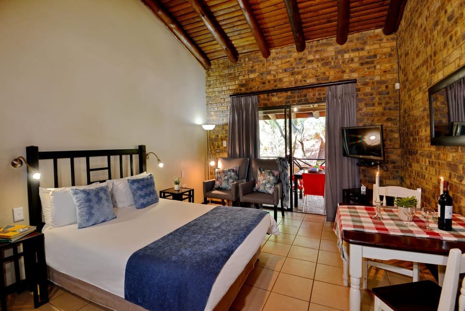 Bed, Photo of the whole room, Seating area, Bedroom